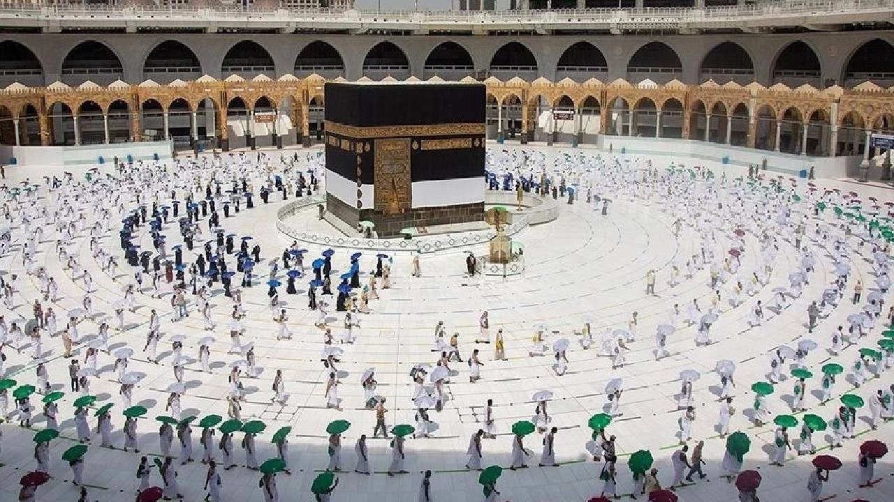 Umre Yolculuğu Kabusa Döndü: İflas Eden Tur Şirketi Yüzlerce Kişiyi Mağdur Etti