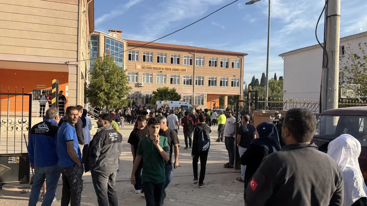 Manisa’da Okul Önünde Dehşet: 11 Öğrenci Tüfek Saçmalarıyla Yaralandı