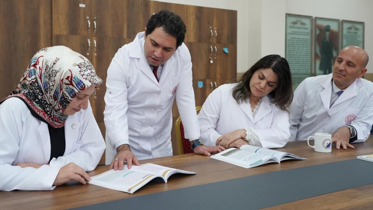 Öğretmenlerin Önlüklerinde Yeni Dönem Başlıyor! MEB Tüm Türkiye İçin Standartları Belirledi