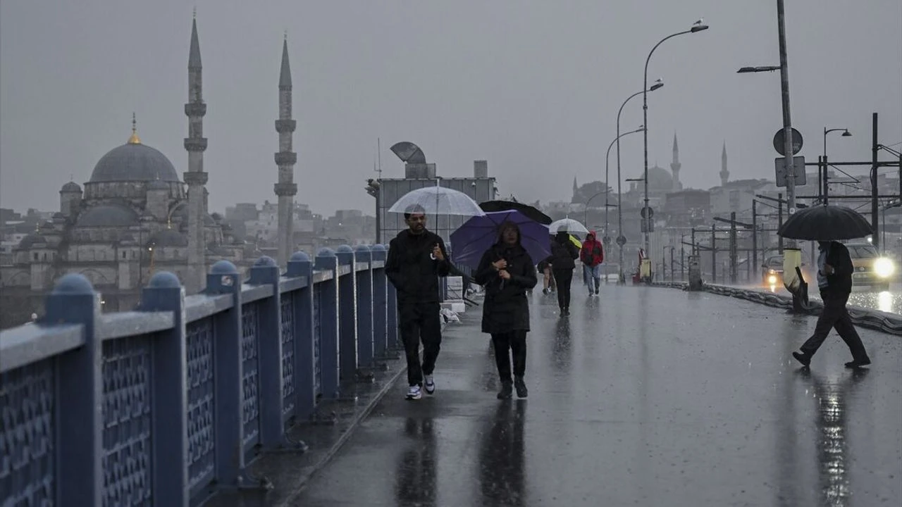 İstanbul’da Sağanak Alarmı! Okullar Tatil Edildi, Motosikletlere Trafik Yasağı Geldi