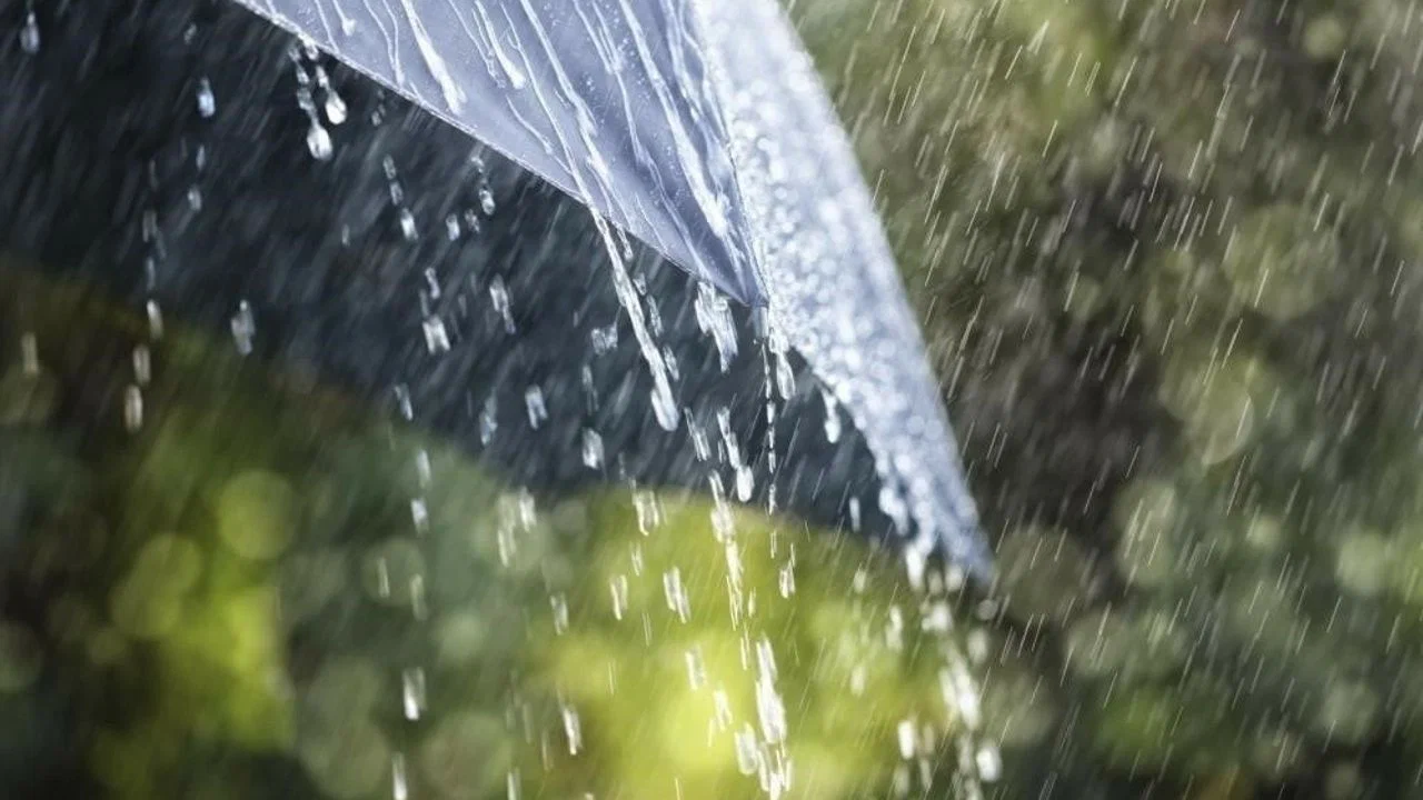 Türkiye'de Hava Değişiyor! Yeni Yağışlı Sistem Geliyor, Sıcaklıklar Düşecek