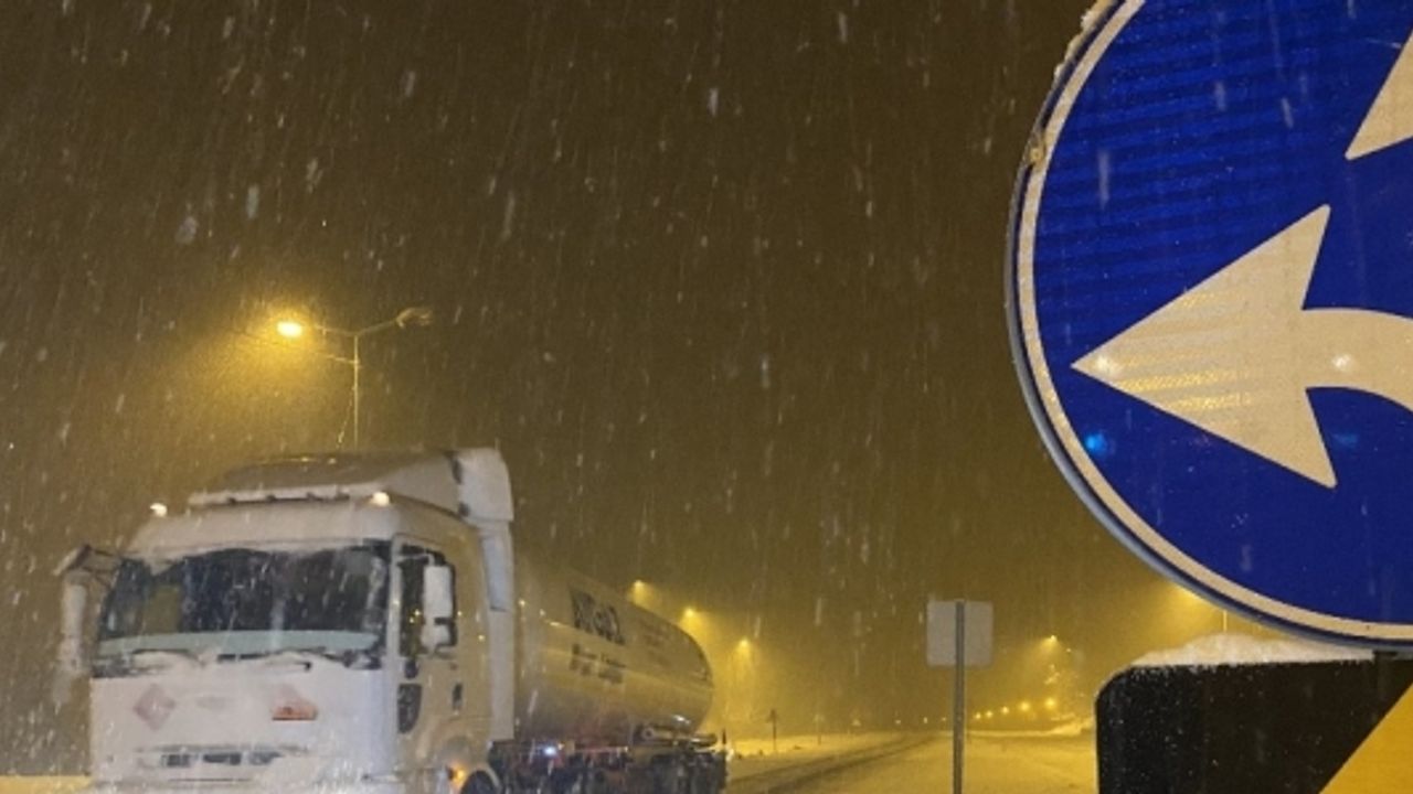 Bolu Dağı’nda yoğun kar yağışı etkili oluyor