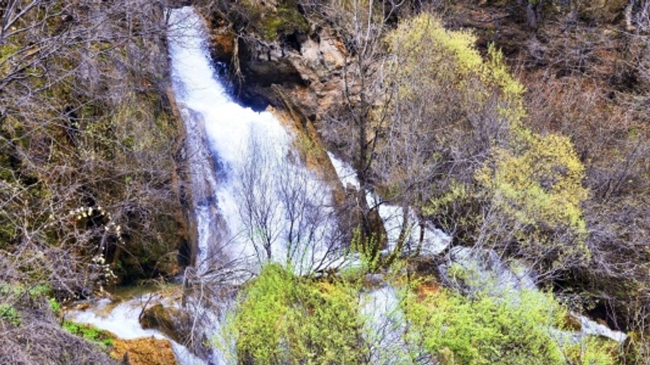 Hacıkodal Kocabor Şelalesi doğa tutkunlarının uğrak yeri oldu