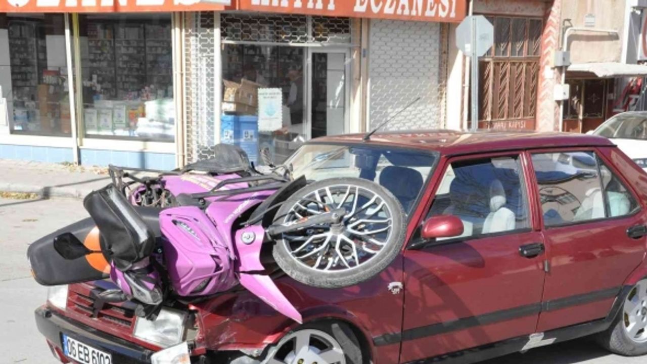 Karaman’da kaza yapan motosiklet otomobilin kaportasında kaldı