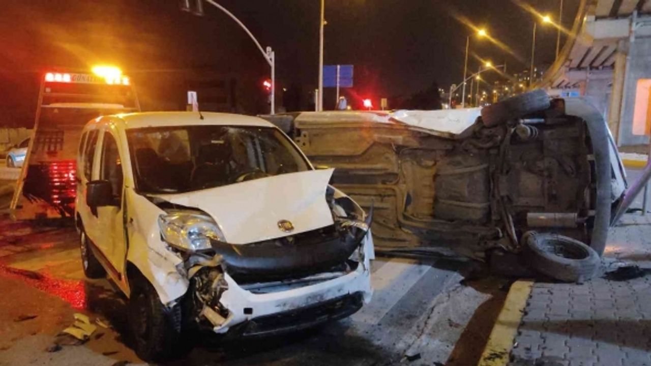 İki hafif ticari araç kavşakta çarpıştı: 2 yaralı