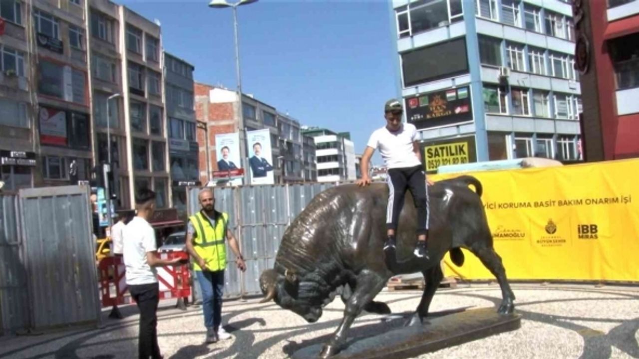 Kadıköy’de, bakıma alınan Boğa Heykeli’nin üzerine çıkıp fotoğraf çektirdi