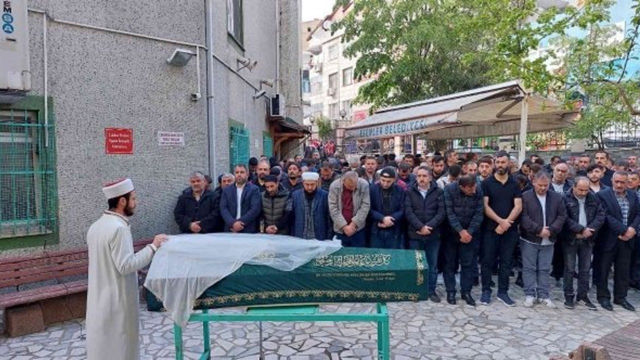 Esenler’de sokak ortasında öldürülen genç kız gözyaşlarıyla toprağa verildi