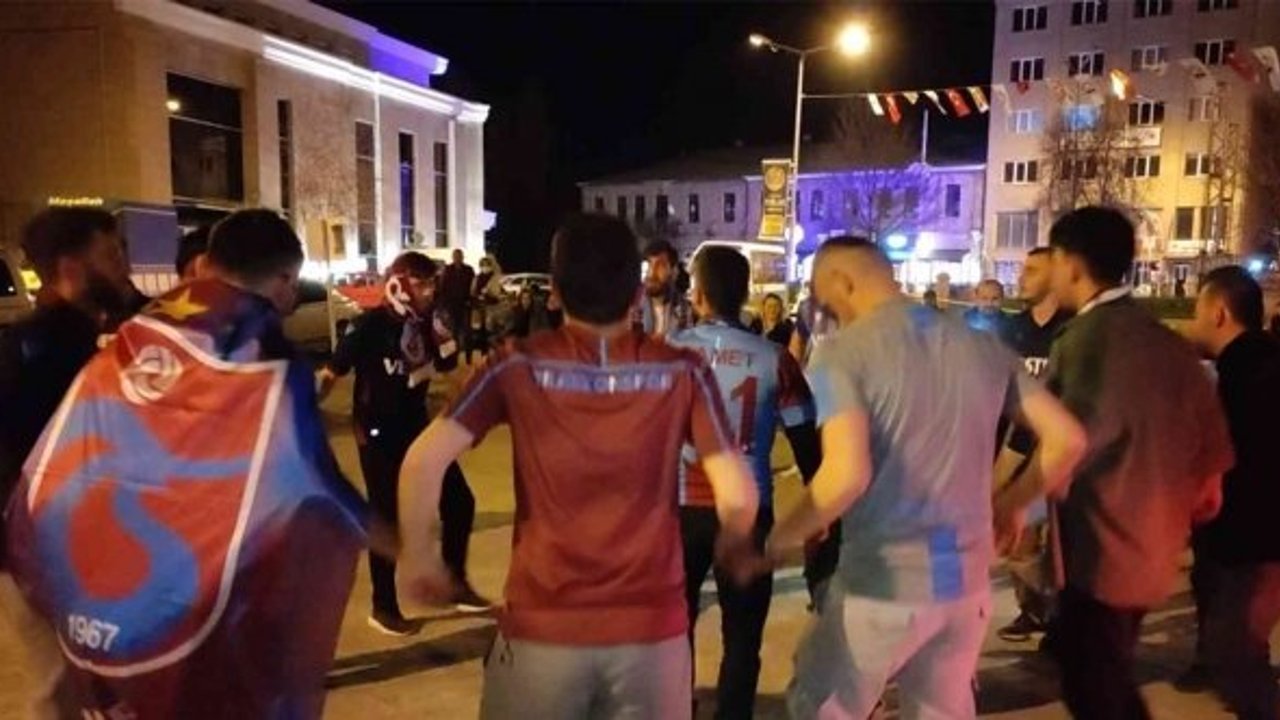 Trabzonspor taraftarı, şampiyonluğu horon teperek kutladı