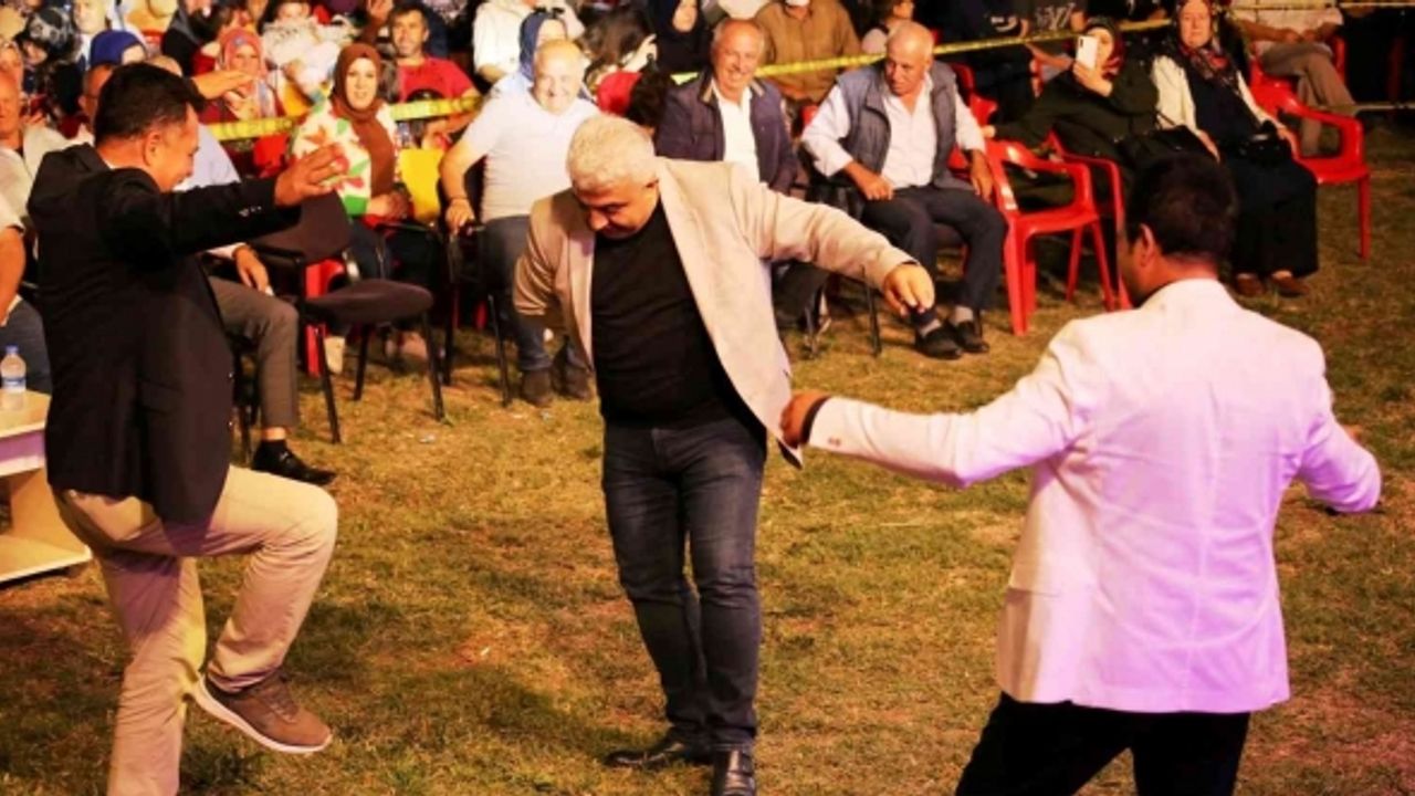 Sanatçı Ali Çakar, Belediye Başkanı Çalışkan’la zeybek oynadı