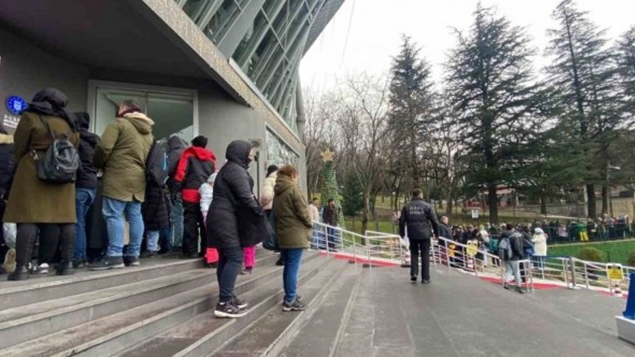 Tatili Uludağ’da geçirmek isteyen vatandaşlar, teleferikte metrelerce kuyruk oluşturdu