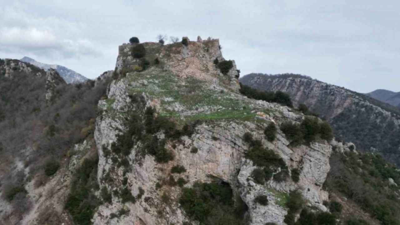 Deprem Amanos’un zirvesindeki Şalen Kalesi’nin surlarını da yıktı