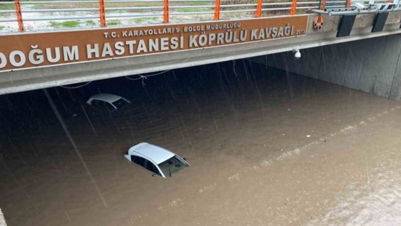 Diyarbakır’da araçlar sağanakla birlikte alt geçitte mahsur kaldı
