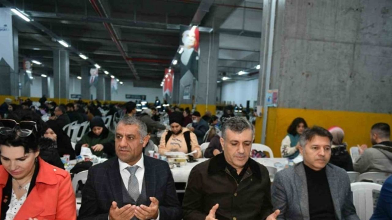 Esenyurt Belediye Başkanı Bozkurt orucunu vatandaşlarla birlikte açtı