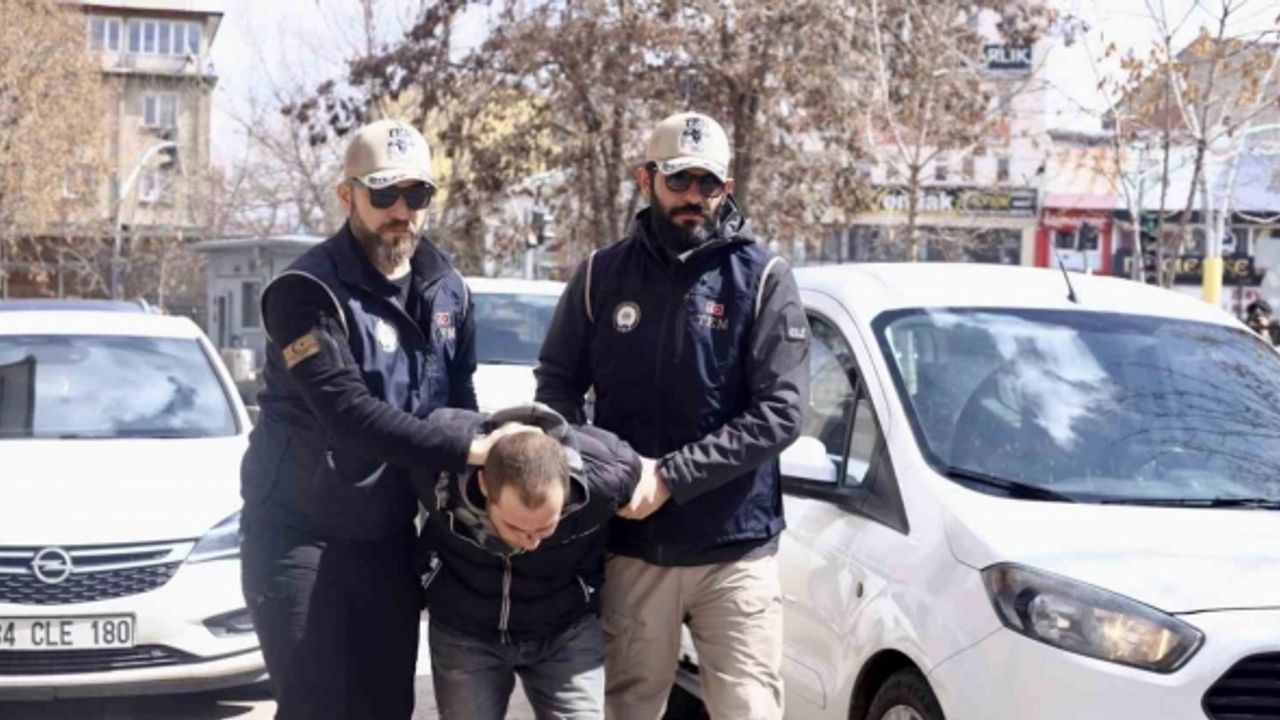 Eylem yapmak üzere Türkiye’ye gelen ve yakalanan terörist adliyeye sevk edildi