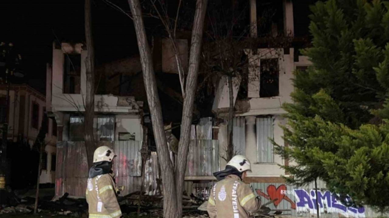 Fatih’te 4 ay önce yanan tarihi metruk bina kısmen çöktü