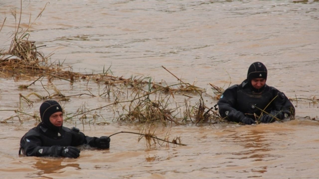 Kardeşini kurtarmak isterken akıntıya kapılan kızı arama çalışmaları sürüyor