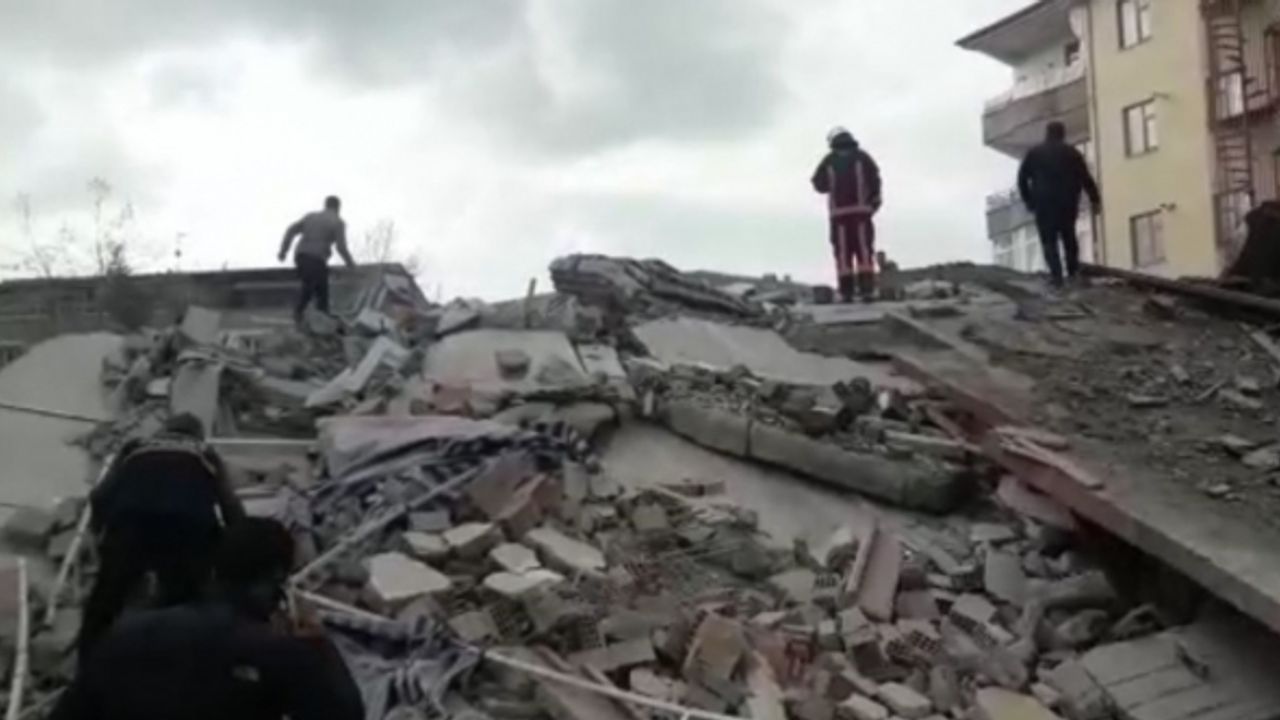 Malatya’nın Yeşilyurt ilçesindeki Koyunoğlu Caddesi’nde 4 katlı bir bina çöktü. Çökmenin ardından olay yerine çok sayıda ekip sevk edilirken, enkaz altında 1 kişinin olduğu iddia edildi.