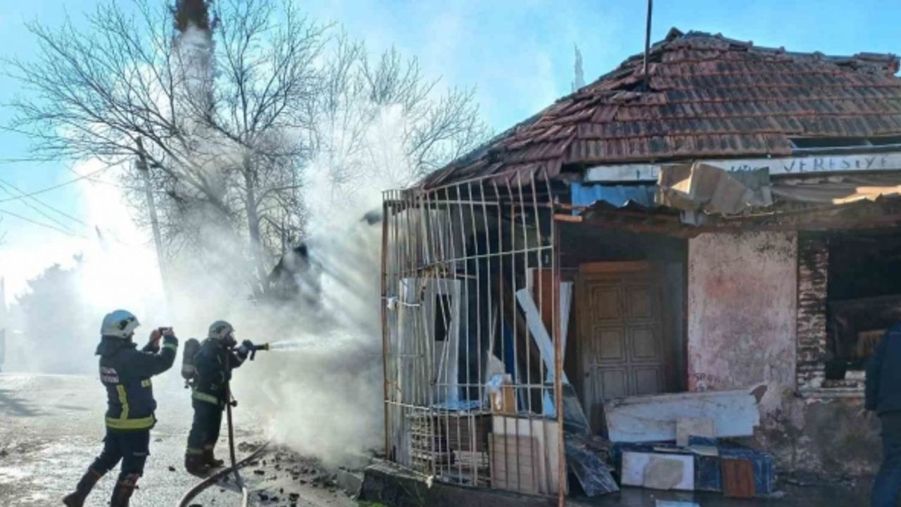 Müstakil evde çıkan yangın spot eşyaları küle çevirdi