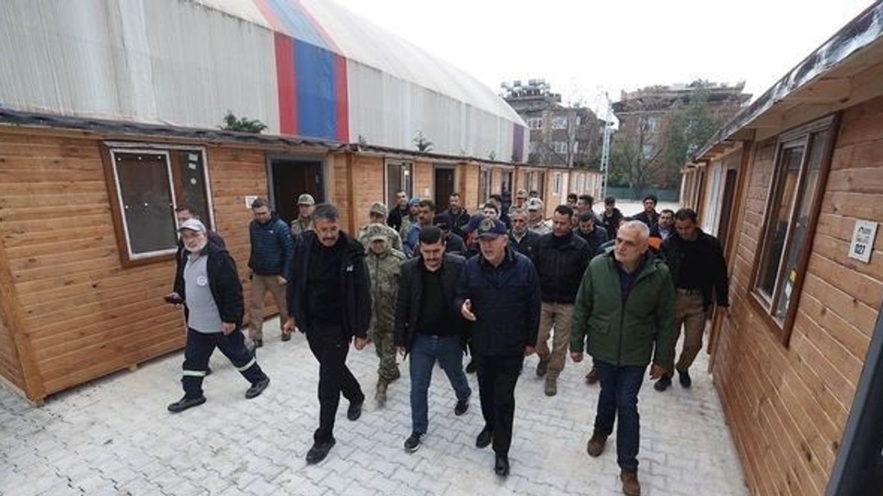 Vali Çelik, Bakan Akar ile birlikte prefabrik çarşıda incelemelerde bulundu