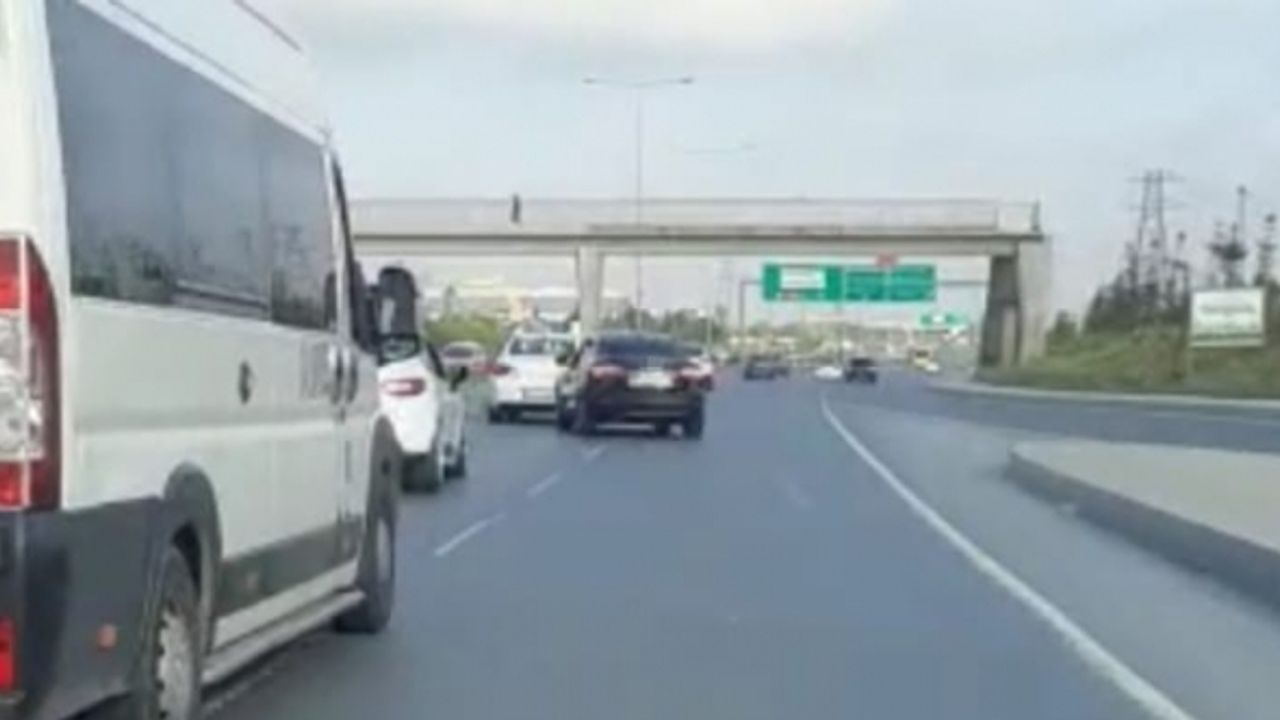 Arnavutköy’de düğün konvoyunda makas atarak ilerleyen sürücü kameraya yansıdı