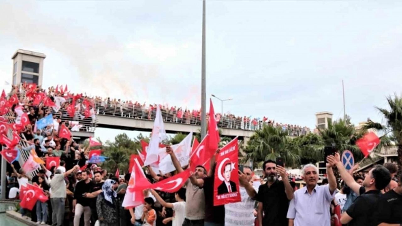 Bakan Çavuşoğlu’ndan zafer konuşması: “Bu millet sana güvenmiyorsa dön aynaya bak. Kaç seçimdir kaybediyorsun”