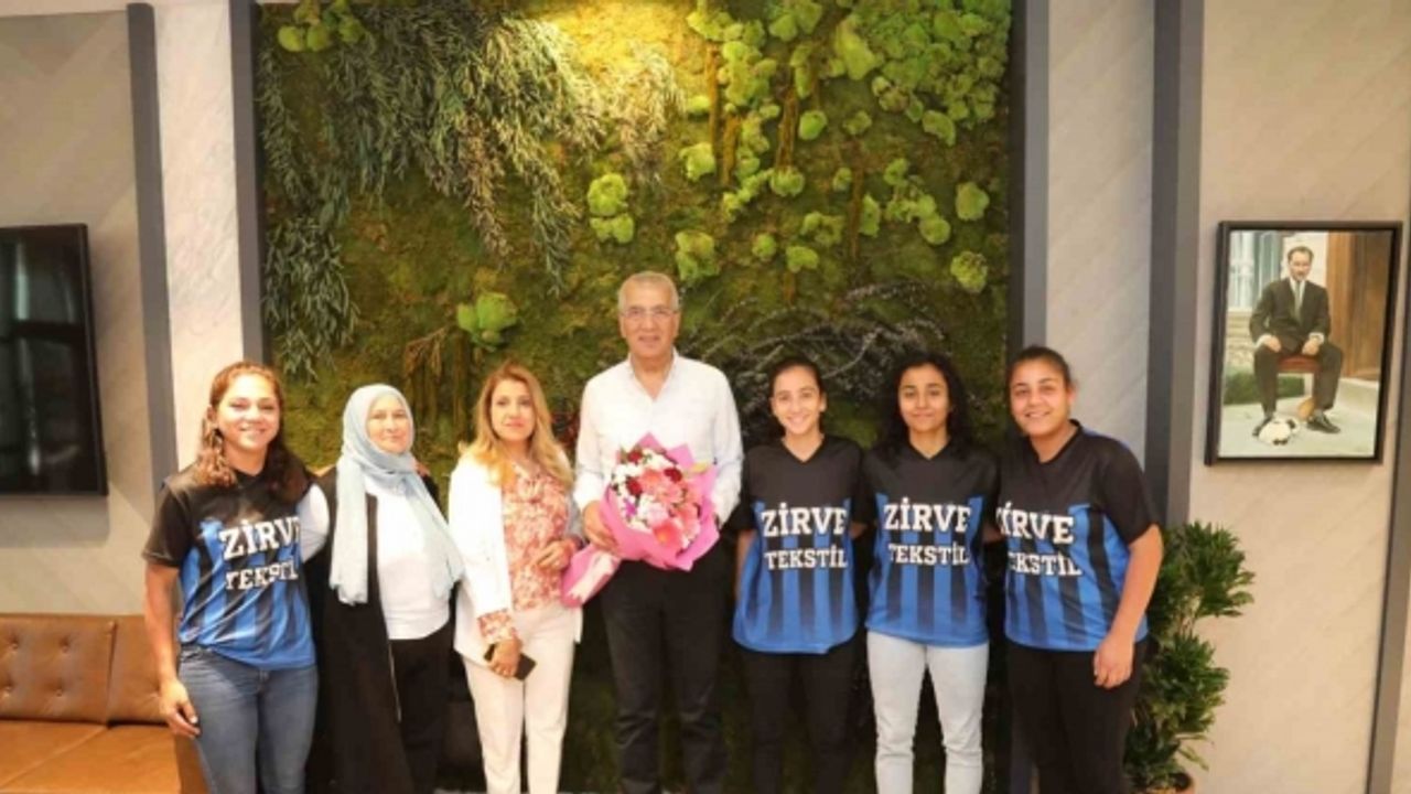 Kadın sporcular başarılarını Başkan Tarhan ile paylaştı