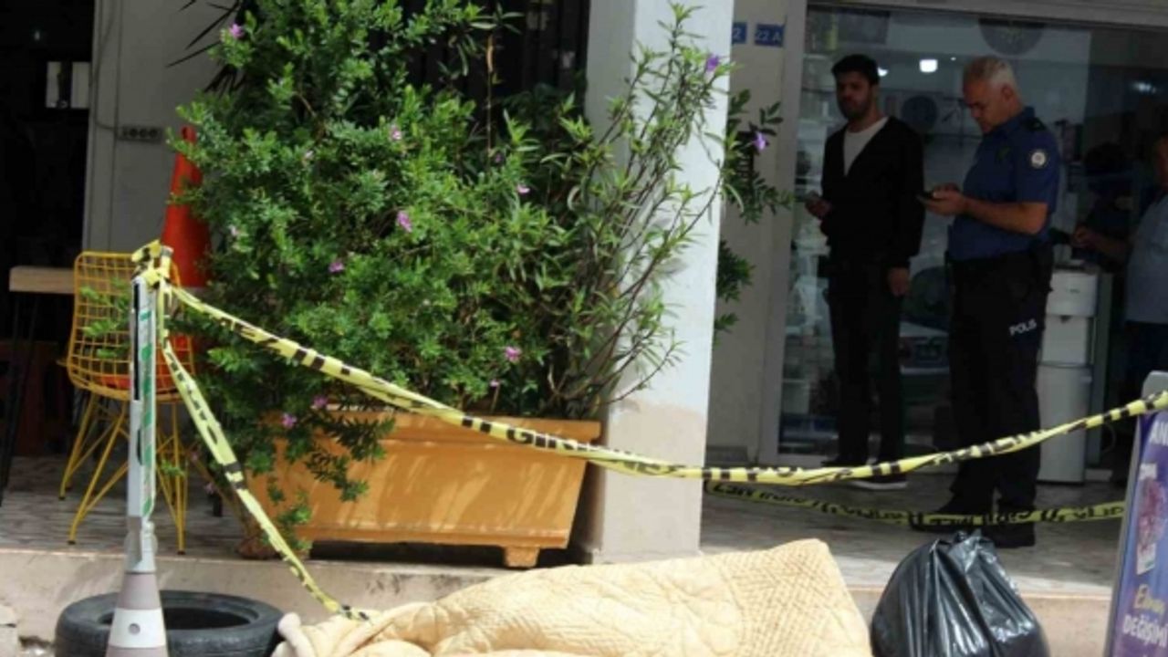 Kaldırım üzerinde cansız bedeni bulundu, üzerine yorgan örttüler