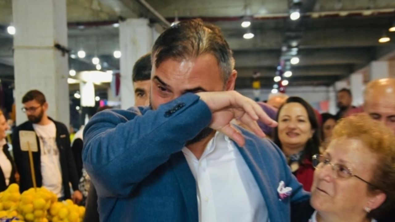 Milletvekili seçilemeyen adaya sakladığı posterini gösterince duygu dolu anlar yaşandı