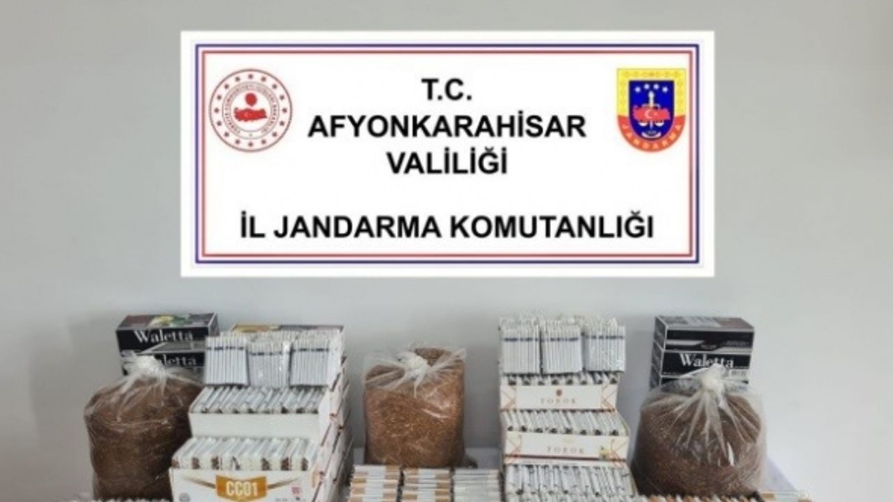 Pazarda kaçak tütün ve makaron satarken jandarmaya yakalandı