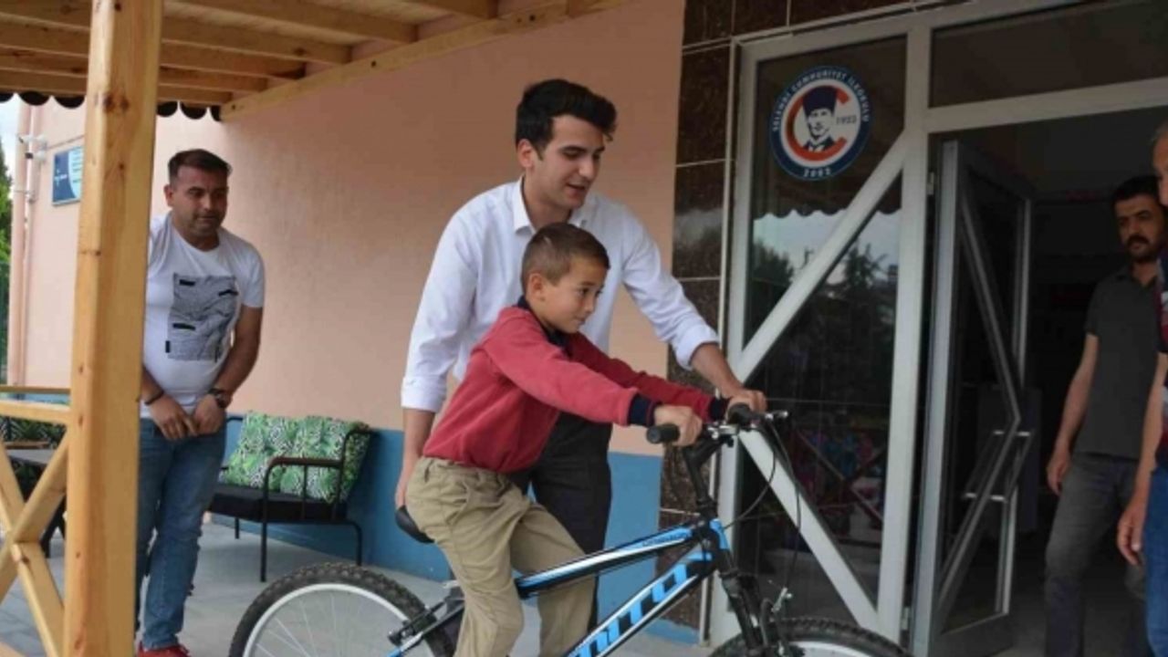 Selendi’de en çok kitap okuyan öğrenci bisiklet ile ödüllendirildi