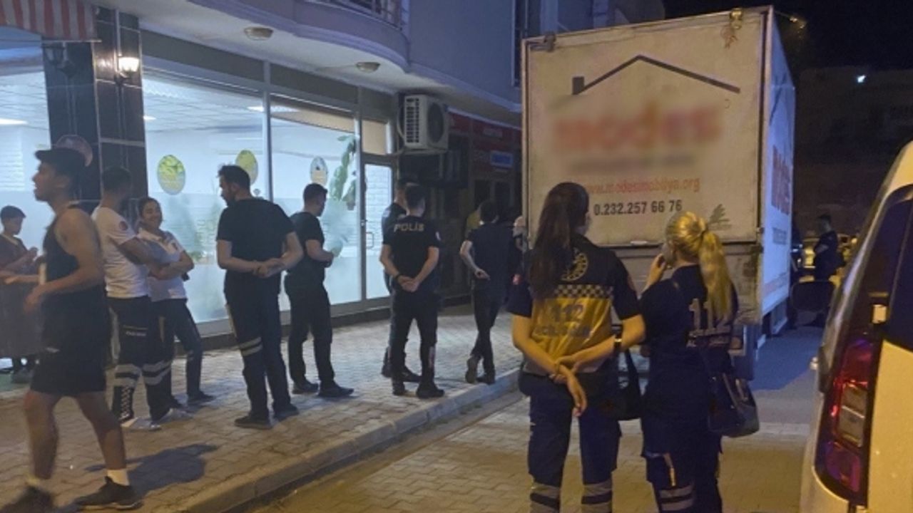 Elinde bıçakla koşuşturan alkollü kadın ekipleri harekete geçirdi