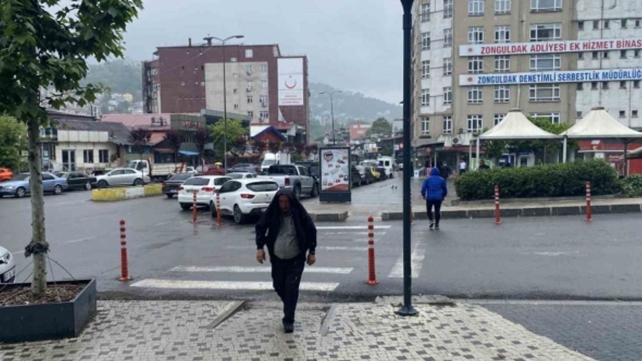 Hazırlıksız yakalandılar, yağmurdan korunmaya çalıştılar