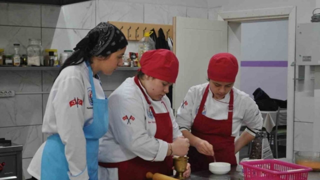 Öğrencilerin yaptığı yemekler diğer okullardaki kardeşlerine gidiyor