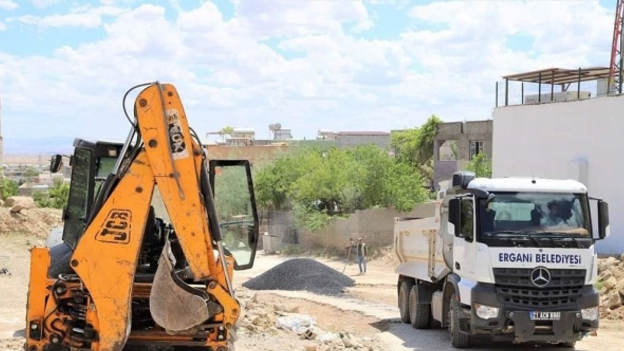 Ergani Belediyesi yol onarım çalışmalarına devam ediyor