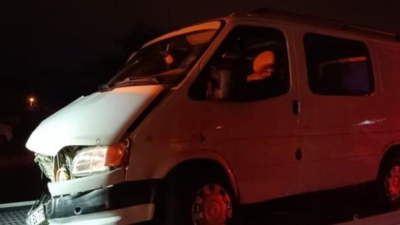 Bolu’da minibüs ile otomobil kavşakta çarpıştı: 2 yaralı