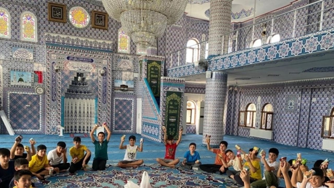 Dicle Kaymakamı Yurdagül ve İlçe Emniyetinden yaz Kur’an kursu öğrencilerine hediye