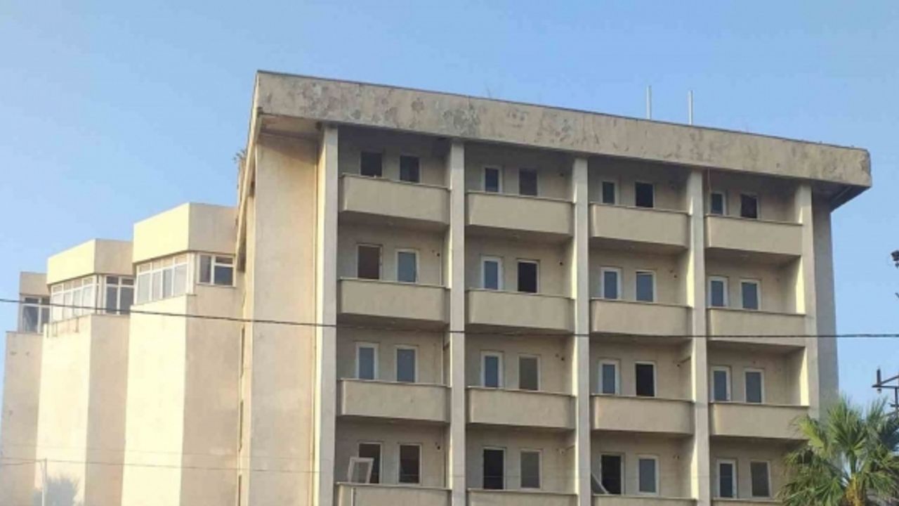 Kaçak olduğu iddia edilen eski PTT binasının ne zaman yıkılacağı merak konusu oldu