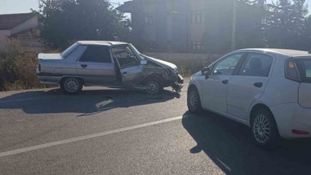 Otomobillerin kafa kafaya çarpıştığı kazada 2 kişi yaralandı