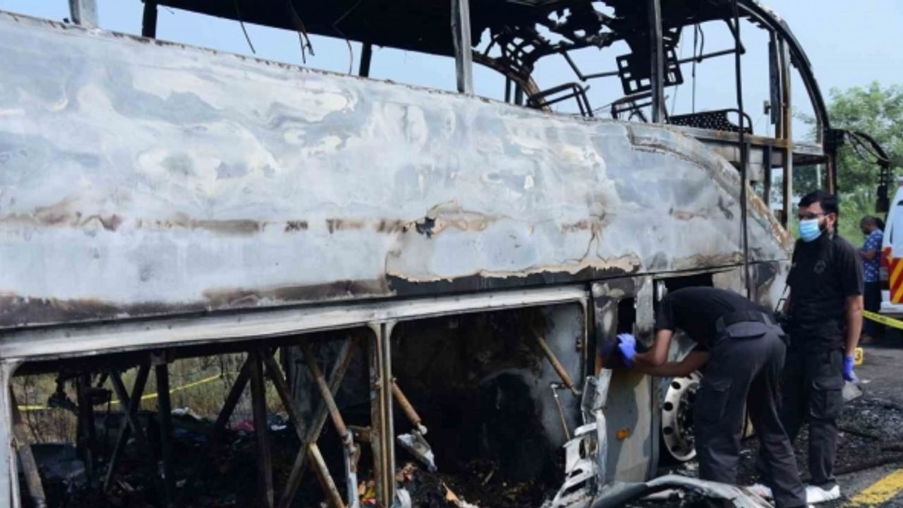 Pakistan’da kaza yapan otobüs yandı: 20 ölü, 15 yaralı