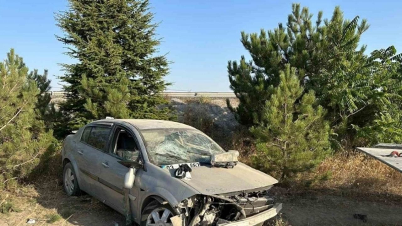 Şarampole girip ağaçlara çarpan otomobilde 4 kişi yaralandı