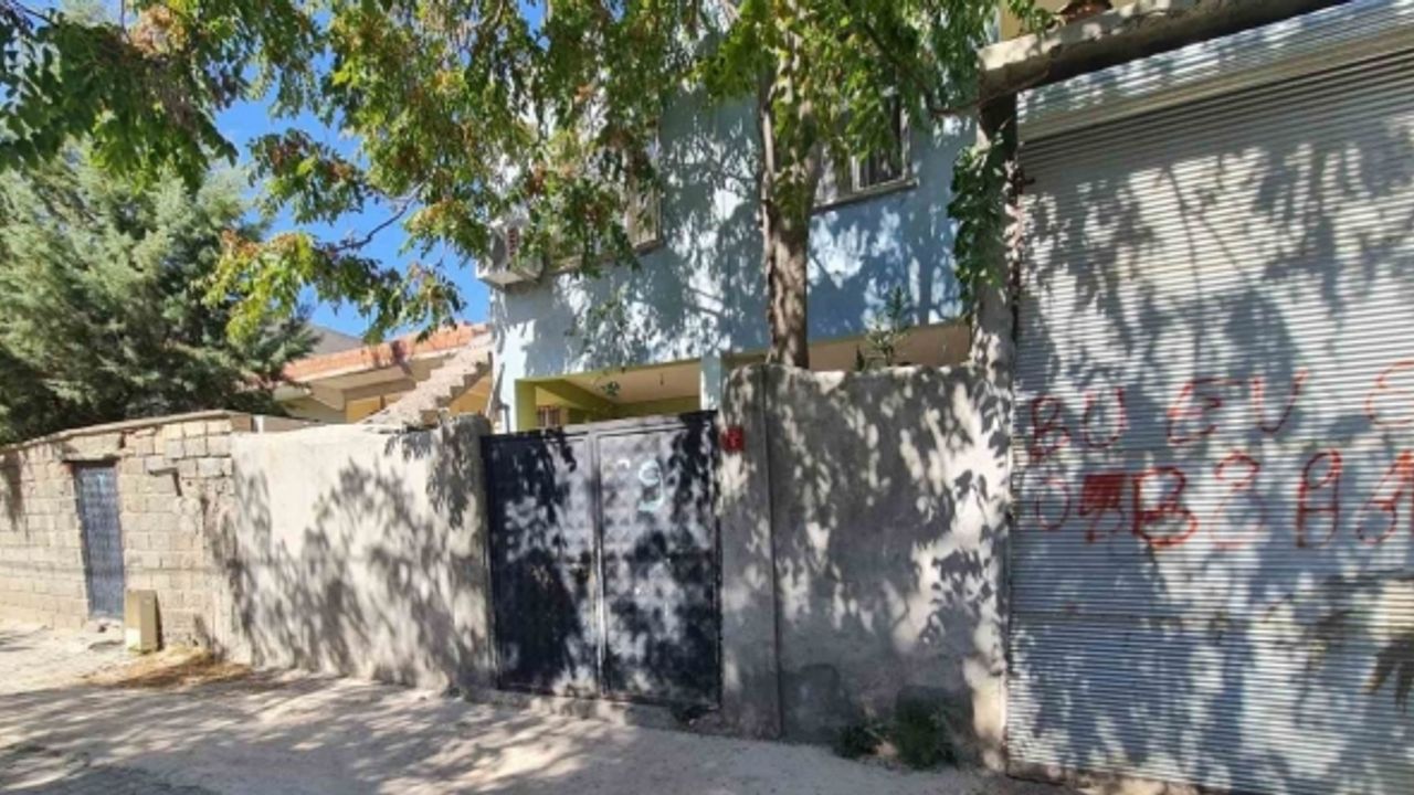 11 aylık bebek babasının kullandığı otomobilin altında can verdi