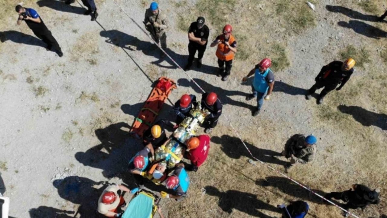 2023 MODEX tatbikatında senaryo gereği deprem sonrası eşyalarını almak için girdikleri evde göçük altında kalanlar kurtarıldı