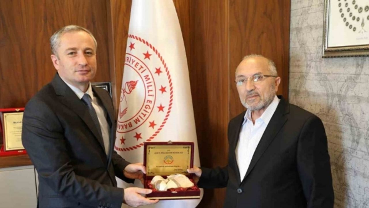 37 yıllık öğretmenlik hayatına veda eden Orhan Aydın’a plaket verildi