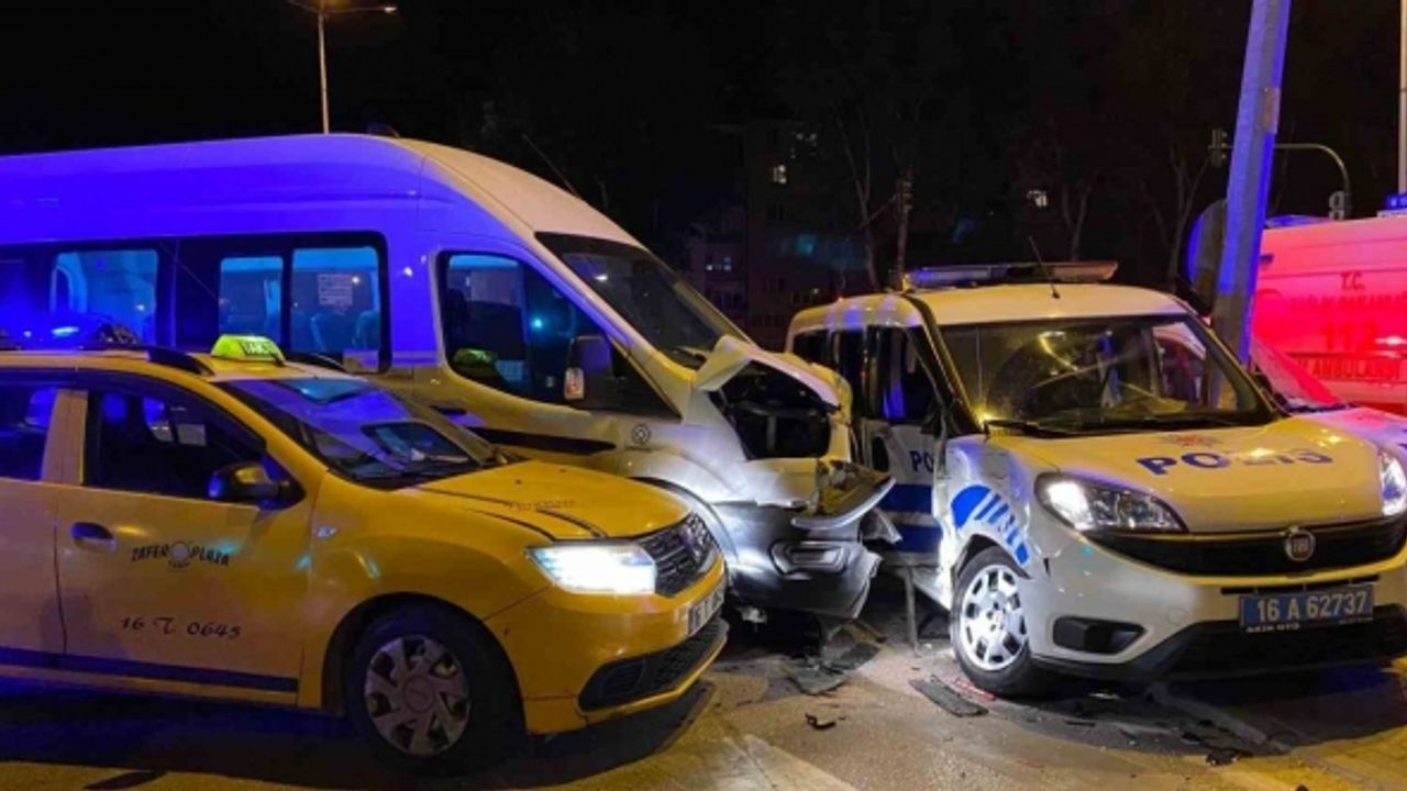 3 araç çarpıştı, 3’ü polis 6 kişi yaralandı