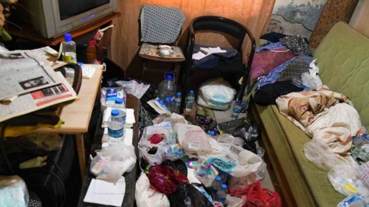 8 yıldır çöp biriktiren kadının evinden 2 kamyon çöp çıkartıldı