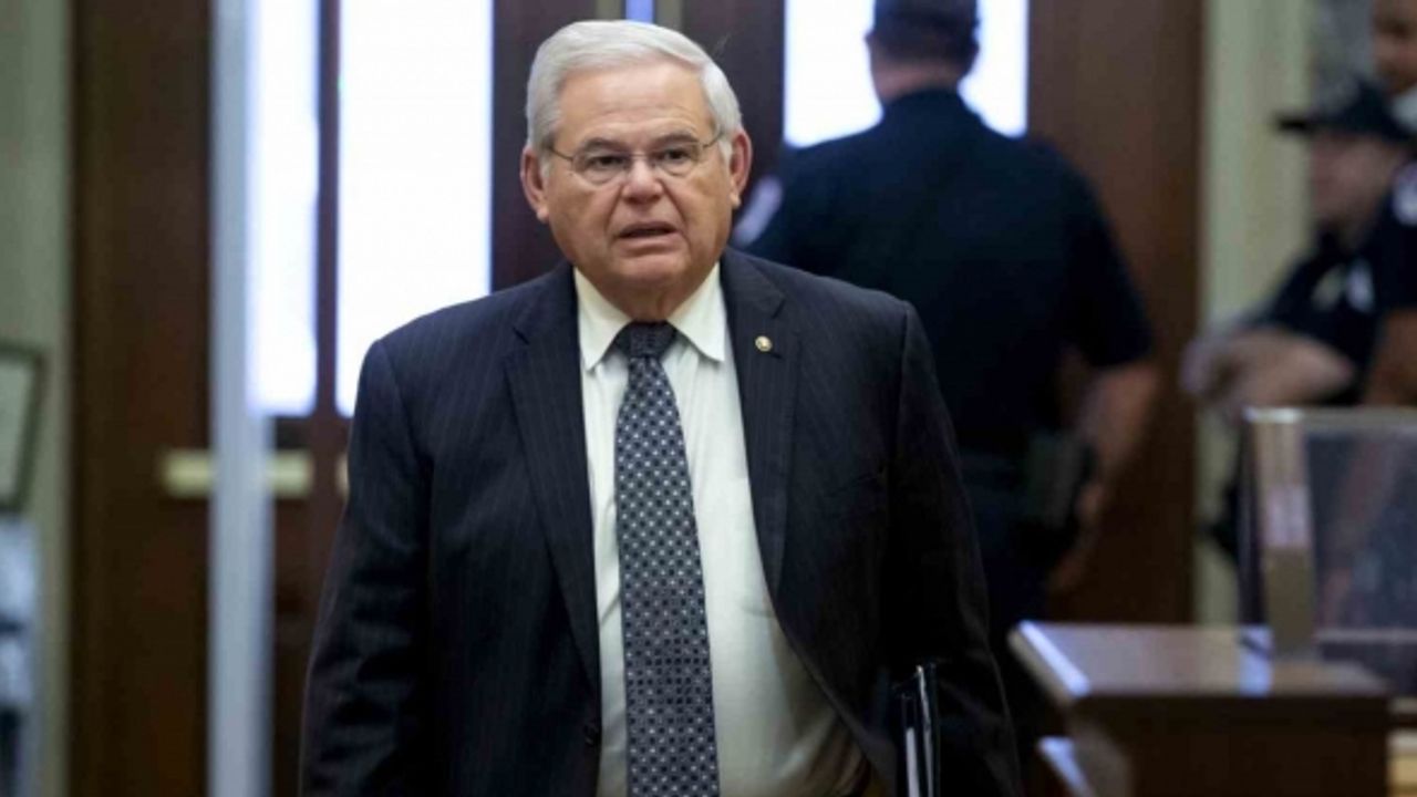 ABD’de rüşvetle suçlanan Türkiye karşıtı Menendez, Senato’daki görevinden ayrıldı