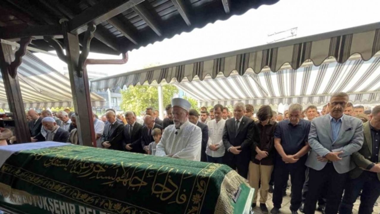 Adalet Bakanı Tunç, özel kalem yardımcısının vefat eden babasının cenazesine katıldı