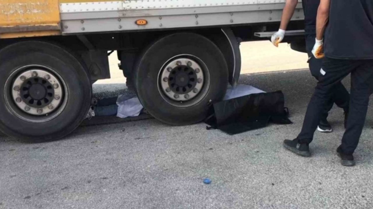 Adana’da kadın tır sürücüsünün çaptığı motosikletli hayatını kaybetti