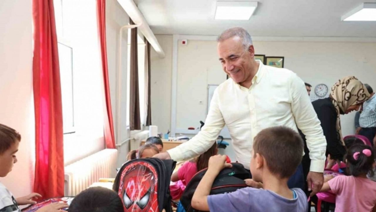Adıyaman’da 1. sınıfa başlayan 12 bin öğrencinin çanta ve kırtasiye setleri Sultangazi Belediyesi’nden