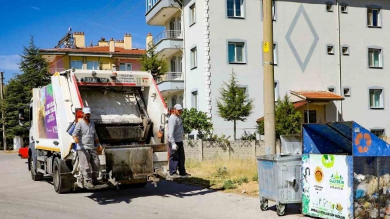 Afyonkarahisar’da çöp kamyonlarından çevreye gül kokusu yayılıyor